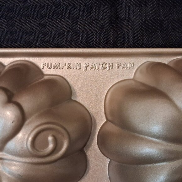 Nordic Ware Pumpkin Patch Pan 12 Muffins Mini Cakes Cupcakes HALLOWEEN FALL USA - Picture 12 of 12